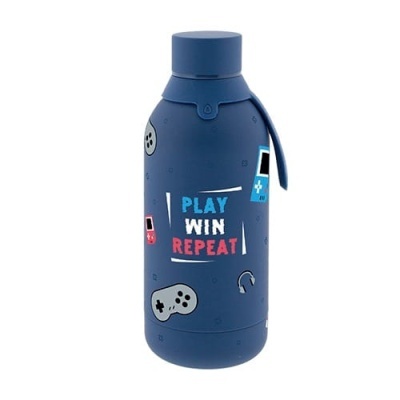 Garrafa azul escura com desenhos de comandos de videojogos e texto