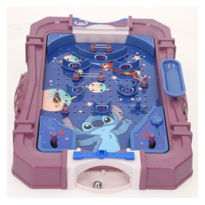 Jogo de pinball infantil roxo e azul com tema Stitch e números no campo de jogo.