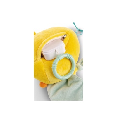 Boneco amarelo de peluche com bolso e carregador USB branco