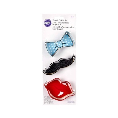 Três cortadores de biscoitos com desenhos de gravata azul com bolinhas brancas, bigode preto e lábios vermelhos, embalagem Wilton