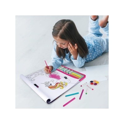 Menina a pintar desenho de unicórnio num tapete reutilizável com canetas e pincéis coloridos
