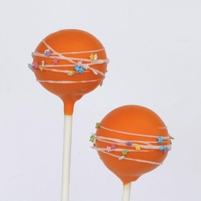 Dois cake pops laranja com decoração colorida em palitos brancos