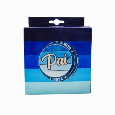 Embalagem azul com texto 'Pai' central e frases 'O MITO' e 'A LENDA' em círculo