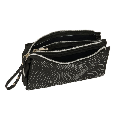 Bolsa preta com padrão branco e fechos prateados