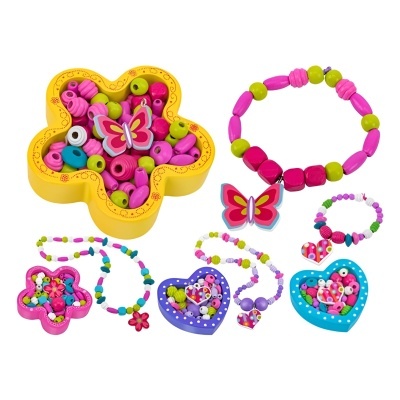 Conjunto colorido de pulseiras e missangas infantis com pendentes de borboleta em caixas em forma de flor e coração.