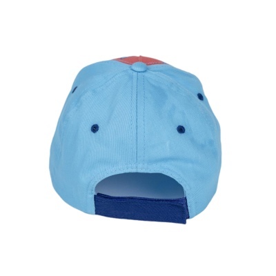 Boné azul claro com fecho velcro azul escuro e detalhe vermelho no topo