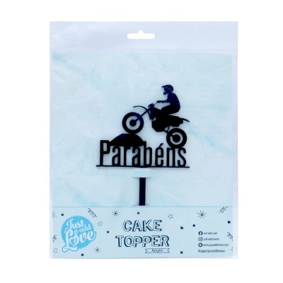 Cake topper acrílico preto com motociclista e texto Parabéns em embalagem transparente
