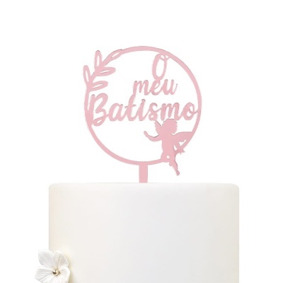 Topo de bolo cor-de-rosa com texto O meu Batismo e anjo, em bolo branco com flor.