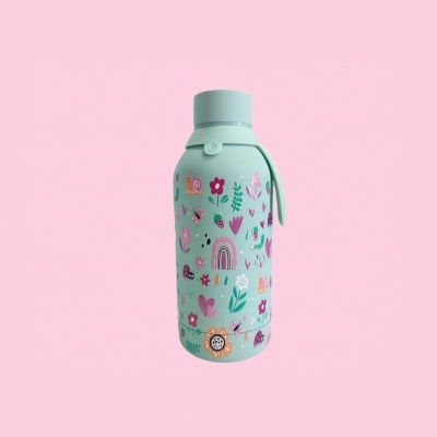 Garrafa térmica verde menta com desenhos florais e arco-íris