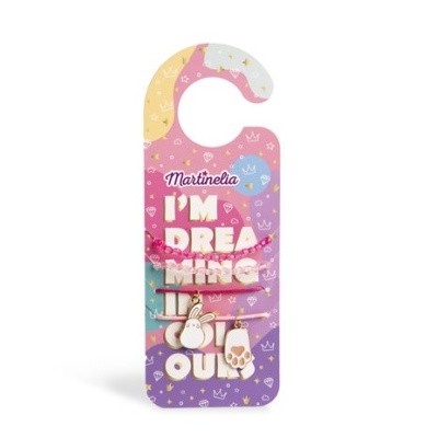 Cartão pendurador colorido com texto e pulseiras com pendentes de mão e pata de coelho