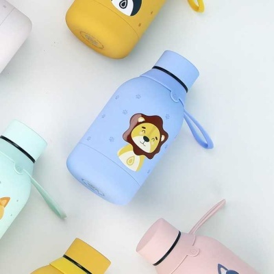 Garrafa térmica infantil colorida com desenhos de animais em fundo branco