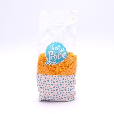 Pacote de massa alaranjada com decoração de corações azuis e texto 'Just add Love'