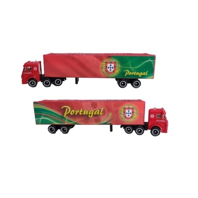 Dois camiões de brinquedo com semirreboques e decoração da bandeira de Portugal