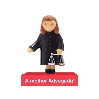 Figurinha de advogada com toga preta e balança, base vermelha com texto.