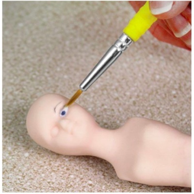 pincel a pintar olho de figura humana em porcelana