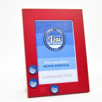 Moldura vermelha com texto azul e branco para pai com três bottons azuis