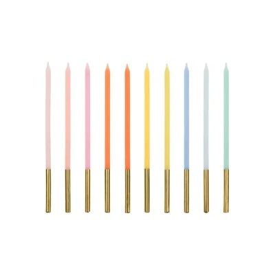 Conjunto de velas finas de cores pastel com bases douradas