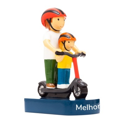Figura decorativa de dois bonecos com capacetes numa trotinete