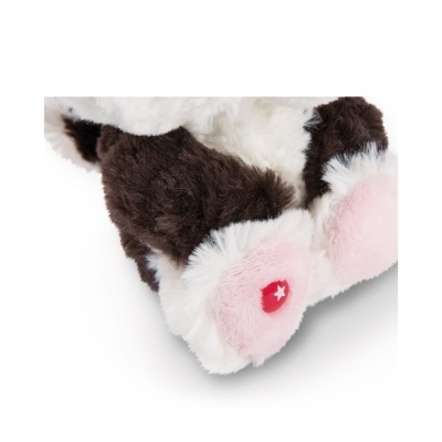 Detalhe de patas de peluche com pelo castanho, branco e rosa e botão vermelho com estrela branca