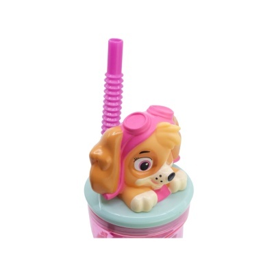 Copo rosa com tampa azul claro e cãozinho decorativo com óculos cor de rosa no topo