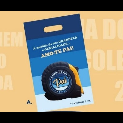 Embalagem azul com fita métrica preta e amarela rotulada com texto em português