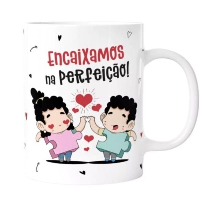 Caneca branca com ilustração de duas crianças e texto motivacional.