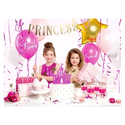 Festa infantil decorada com balões, bolo, cupcakes, macarons e presentes com tema princesa.