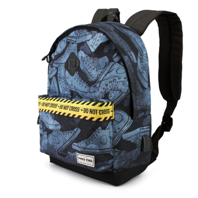 mochila azul com padrão de ténis e fita amarela 'DO NOT CROSS'