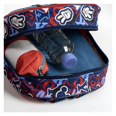 Mala escolar azul com padrão de letras e luvas brancas, garrafa de água e caixa vermelha dentro