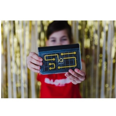 Carteira preta estilo Pac-Man segurada por criança