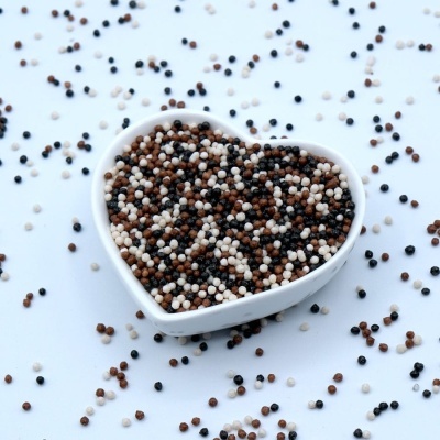 Prato coração branco com esferas coloridas brancas, castanhas e pretas