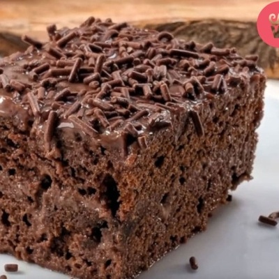 Pedaço de bolo de chocolate com granulado de chocolate