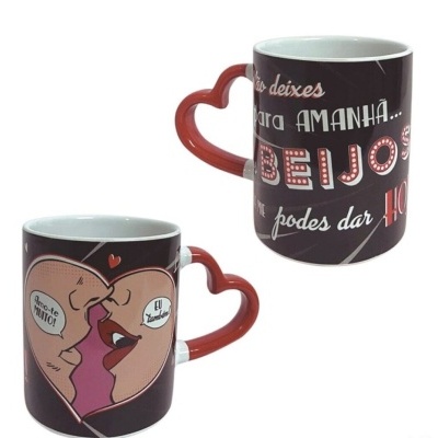 Caneca preta com punho em forma de coração e ilustração de casal com texto em português