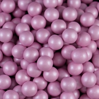 Pérolas artificiais rosa claro com acabamento brilhante e textura lisa