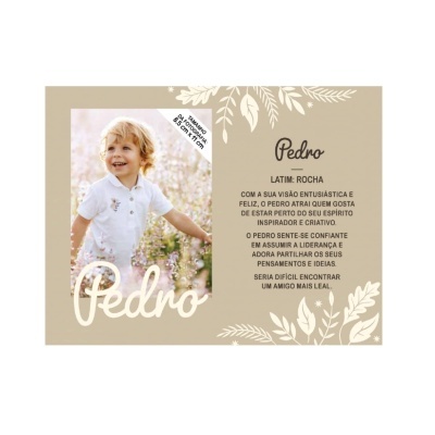 Menino loiro sorrindo no campo com camisa branca, texto sobre Pedro em fundo bege com folhas brancas