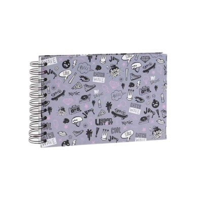 Álbum de fotos lilás com capa decorada por padrões urbanos em preto e branco e encadernação espiral