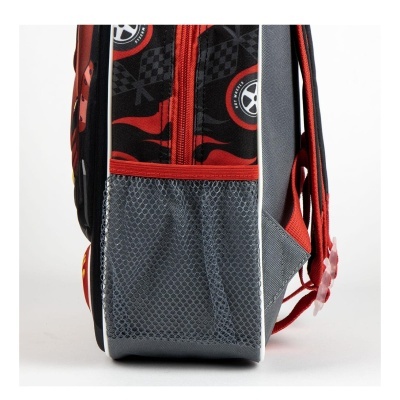 Mochila infantil preta e vermelha com padrão de chamas e rodas, bolso lateral de rede cinza