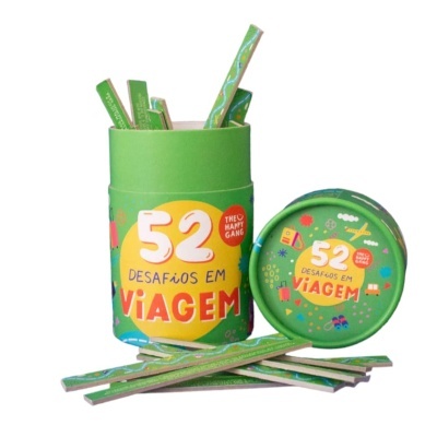 Jogo de cartas 52 Desafios em Viagem em embalagem cilíndrica verde com cartas espalhadas