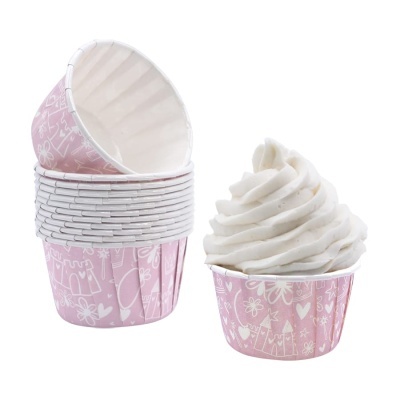 Forminhas de papel cor-de-rosa com desenhos brancos e creme branco