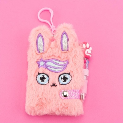 Estojo rosa felpudo com desenho de rosto de coelho e caneta com clip de pata em fundo rosa