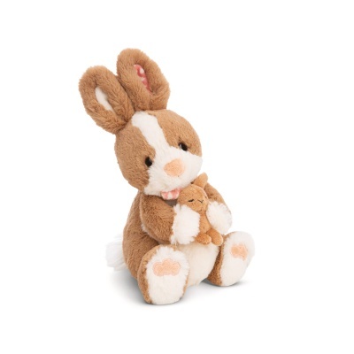 Pelúcia de coelho castanho e branco segurando coelhinho menor