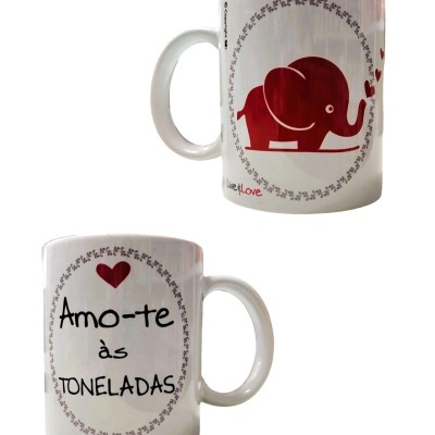 Caneca branca com elefante vermelho e texto em português