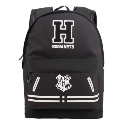 Mochila preta de tecido com símbolos brancos de Hogwarts e bolso frontal