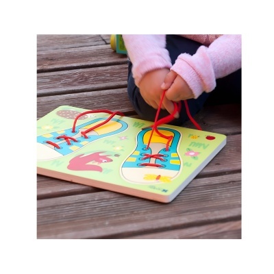 Puzzle educativo de madeira com desenhos de sapatilhas e atacadores vermelhos