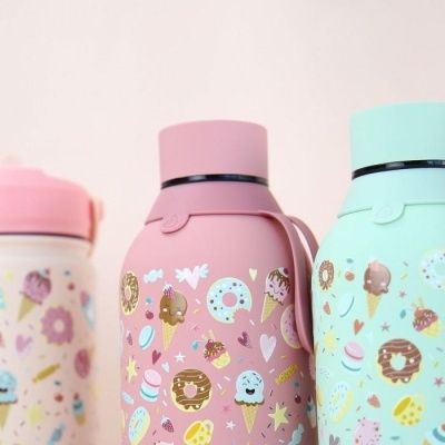 Três garrafas têrmicas decoradas com desenhos de doces em cores pastel.
