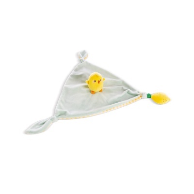 Cobertor triangular cinza claro com brinquedo de pintainho amarelo e detalhe em forma de cenoura