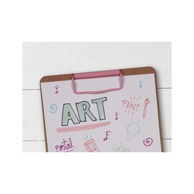 Prancheta de madeira com folha decorada e clip rosa