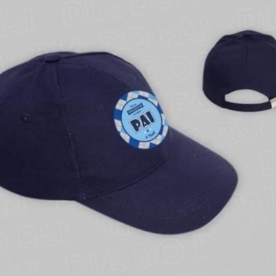 Boné azul escuro com emblema frontal e fecho ajustável
