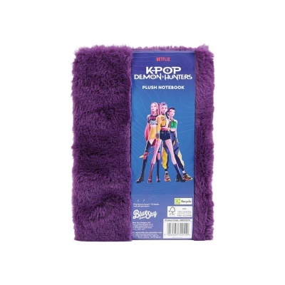 Caderno plush roxo com etiqueta azul e personagens femininas desenhadas.