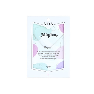 Colar em aço NOA em embalagem com texto em português e desenhos em tons pastel